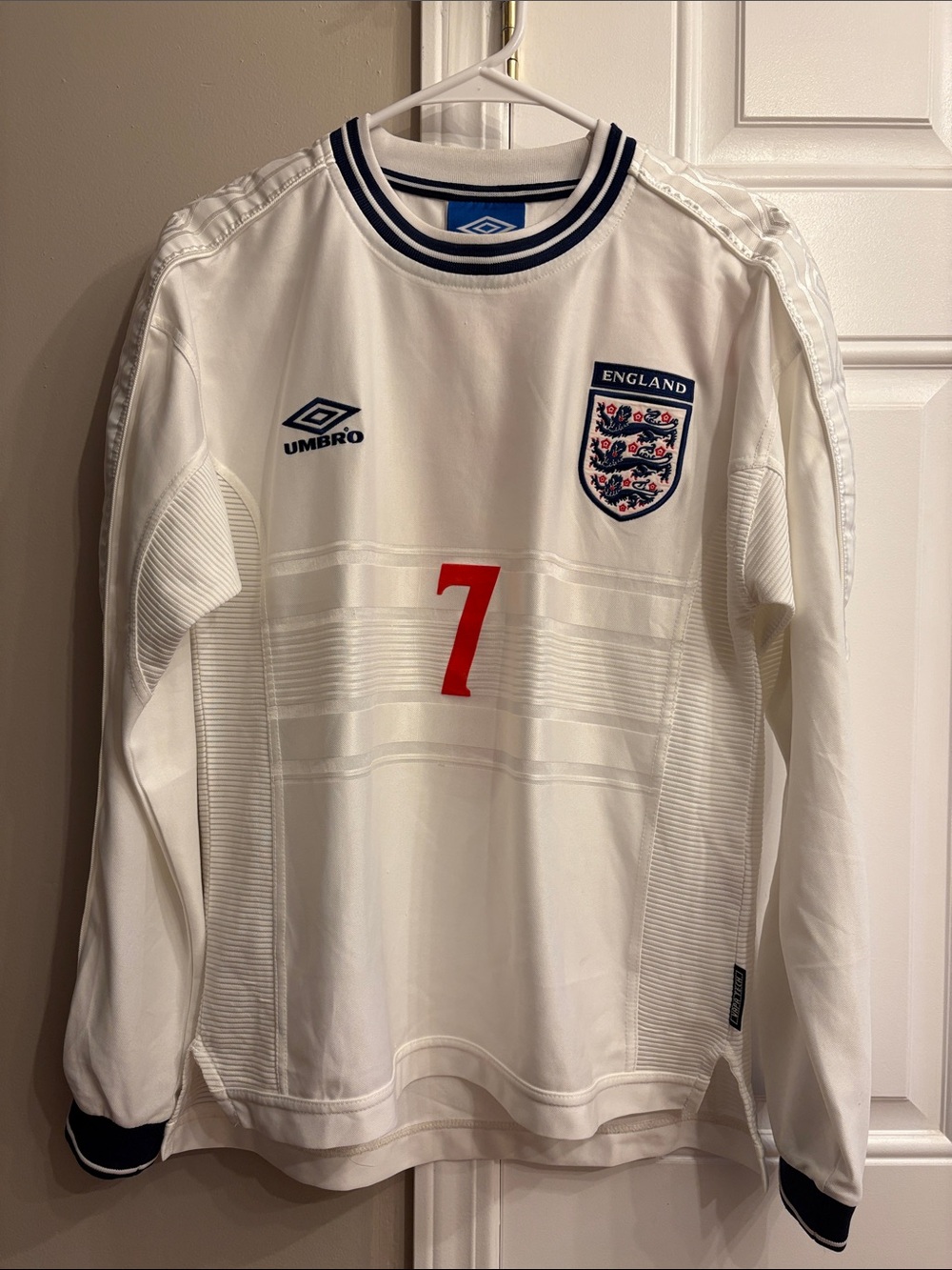 David Beckham Umbro England White Long-Sleeve Football Jersey with Red Number 7